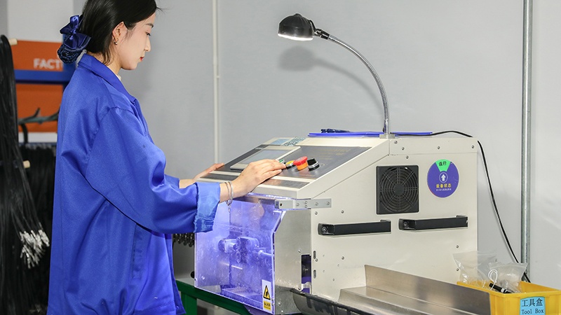 凱佰樂(lè)線束廠電腦裁線工站