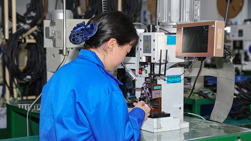 凱佰樂線束廠線束壓接工站