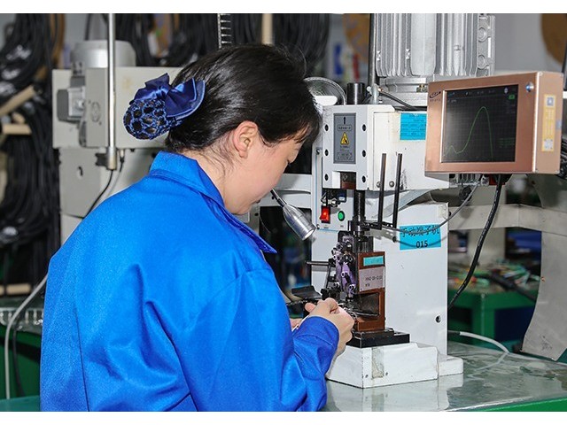 線束壓接工藝全解析：如何保障 0.01Ω 超低接觸電阻？